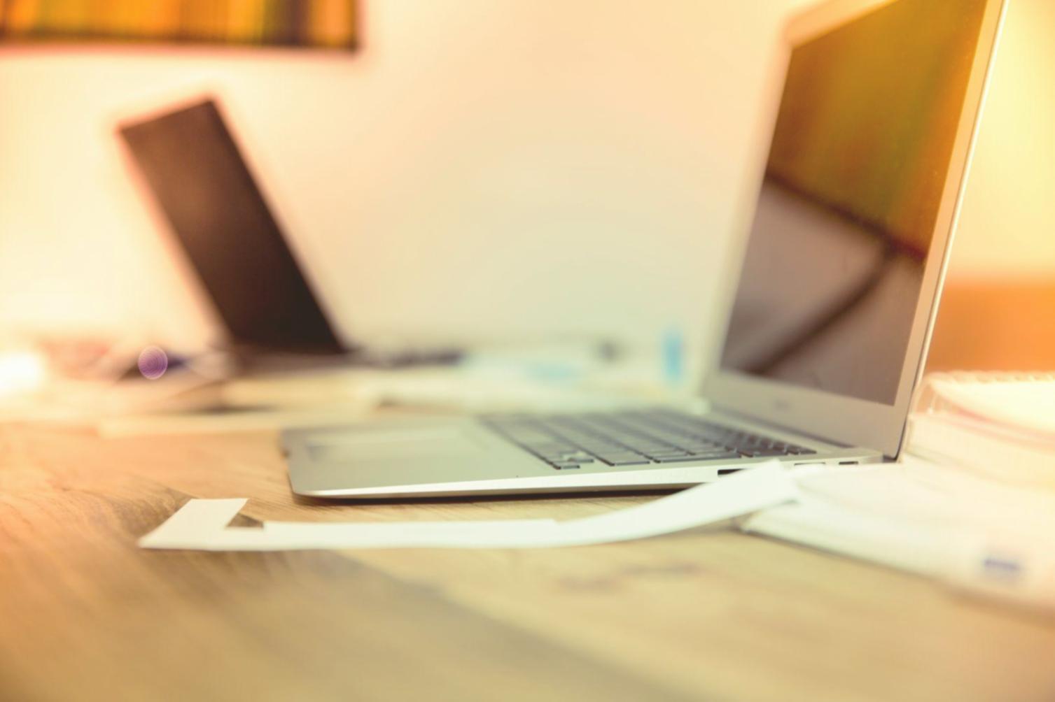 Préparation analyse financière - Documents et outils de travail organisés sur un bureau moderne